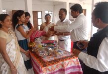 प्राचार्य रामटेके यांच्याकडून वृद्धाश्रमात किट्सचे वाटप