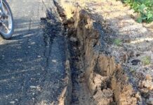 खाली माती वरून डांबर, खराब रस्त्याचे कोणावर खापर?