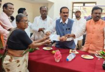 मेडीगड्डा प्रकल्पबाधित शेतकऱ्यांना सिरोंचात मदतीच्या चेकचे वाटप