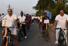 अन् सीआरपीएफ बटालियनच्या कमांडंटनी रस्त्यावरून चालविली सायकल