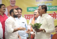 मध्यप्रदेशच्या मंत्र्यांनी केला व्यापारी असोसिएशनच्या पदाधिकाऱ्यांचा सत्कार