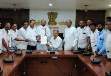 जिल्ह्यातील विविध समस्यांवर काँग्रेस पदाधिकाऱ्यांनी जिल्हाधिकाऱ्यांसोबत बैठक