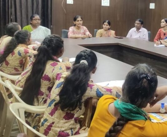 बालगृहातील बालिकांनी जागविला कार्यालयांच्या सहलीतून आत्मविश्वास