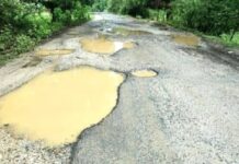 जड वाहतूक आणि खराब रस्त्यांच्या मुद्द्यावर मंगळवारी बोरीत चक्काजाम