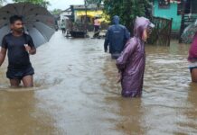 राजोली गावात शिरला नदीचा पूर, घरात-रस्त्यावर कंबरभर पाणी