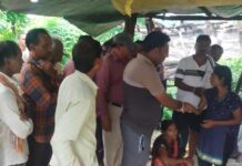 अस्मानी संकट कोसळलेल्या कुटुंबाला अजय कंकडालवार यांचा आर्थिक दिलासा