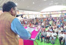 काम आणि पैसा कमावताना आपले आरोग्य गमावू नका- खा.नेते