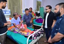 माजी पालकमंत्री अम्ब्रिशराव आत्राम यांचा देवनगरच्या बिश्वास कुटुंबाला आधार