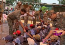 वरिष्ठ पोलीस अधिकाऱ्यांनी दुर्गम भागात मुलांसोबत साजरे केले रक्षाबंधन