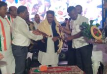 आविसंचे नेते अजय कंकडालवार यांनी केला ना.विजय वडेट्टीवार यांचा सत्कार