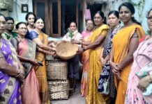 हस्तकलेतून विविध वस्तू तयार करणाऱ्या गोकुळनगरातील होतकरू महिलांचा सत्कार