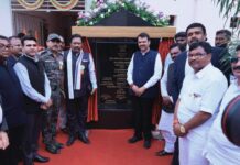 उपमुख्यमंत्री फडणवीस यांनी केला शौर्यपदक प्राप्त पोलिसांचा सत्कार