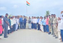 खासदार अशोक नेते यांनी केले गडचिरोलीतील निवासस्थानी ध्वजारोहण