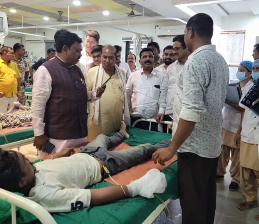 खा.अशोक नेते व भाजपा अध्यक्षांची जिल्हा रूग्णालयाला अचानक भेट