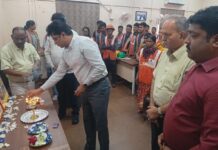 अन् लॅायड्स मेटल्सच्या व्यवस्थापकानी महिलांच्या पायावर ठेवलं डोकं