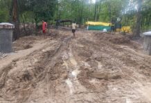 बांडे नदीवर बांधला पूल, पण जाण्यासाठी रस्ताच नाही