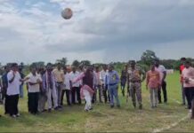 अन् खासदार अशोक नेते यांनी मैदानात उतरून टोलवला फुटबॅाल