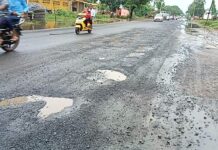 राष्ट्रीय महामार्गावरच्या डांबरीकरणाला अवघ्या १५ दिवसात पडले खड्डे