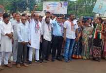 अन् काँग्रेसच्या पदाधिकाऱ्यांची चौकात ढोलताशाच्या तालावर धरला ठेका