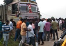 ट्रकने चिरडले, एकाच कुटुंबातील दोन महिला व बालकाने गमावला जीव