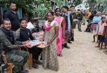 पोलिस दादांच्या भेटवस्तूंनी हरखून गेल्या अतिसंवेदनशील कोर्ला गावातील भगिनी