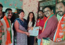 भाजपचे पदाधिकारी गोळा करताहेत अमृत कलशात घरोघरची माती