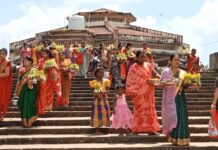 गौरी विसर्जनासाठी कठाणी नदीवर गडचिरोलीकर महिलांची एकच गर्दी