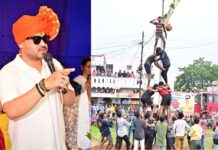 सिरोंचात पावसाच्या सरी झेलत तरुणांच्या गोविंदा पथकाने फोडली दहीहंडी