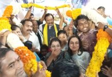 रिमझिम पावसात ना.धर्मरावबाबा आत्राम यांचे वैरागडमध्ये जल्लोषात स्वागत