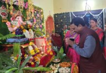 खा.अशोक नेते यांचे गडचिरोली शहरातील विविथ ठिकाणच्या विघ्नहर्त्याला साकडे