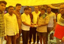 वाघाच्या हल्ल्यात ठार झालेल्या महिलेच्या कुटुंबियांना दिली आर्थिक मदत