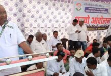 कंत्राटीकरणाच्या विरोधात गडचिरोलीत जिल्हा काँग्रेसने केले धरणे आंदोलन