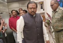 बी-फॅशन प्लाझामध्ये अन्न व औषध प्रशासनमंत्री धर्मरावबाबा आत्राम यांचा सत्कार