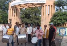 वनसंरक्षकांच्या कार्यालयासमोर ढोल बजाव आंदोलन करून वेधले लक्ष