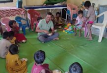 क्लास वन अधिकाऱ्याचा नक्षलग्रस्त भागात सायकलने आणि नावेतून प्रवास