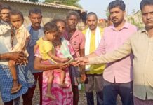 अंकिसा येथील असहाय झालेल्या कुटुंबाला अम्ब्रिशराव आत्राम यांचा मदतीचा हात