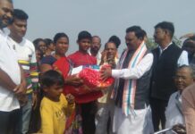 गोरगरीब लोकांची दिवाळी झाली गोड, मिठाई, फटाक्यांसह ब्लँकेटचे वाटप