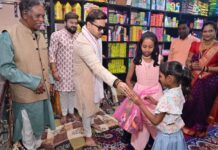 दिवाळीनिमित्त अम्ब्रिशराव आत्राम यांची अहेरी-आलापल्लीतील प्रतिष्ठानांना भेट