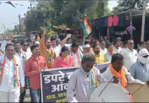 गडचिरोलीत काँग्रेसचे अनोखे आंदोलन, ‘डफरी बजाव’मधून पालकमंत्र्यांना साद