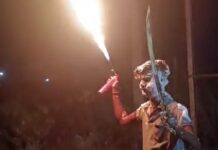 भर रस्त्यावर तलवारीने केक कापणे आरमोरीच्या तरुणाला पडले महाग