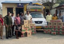 दारू वाहतुकीसाठी मालवाहू वाहनात वेल्डिंग करून बनविला वेगळा कप्पा