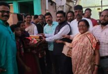गोकुळनगर, विसापूर मार्गावरील नागरिकांना वाटली ब्लँकेटसह मिठाई