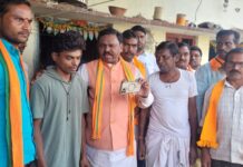 मातीचे दिवे बनवून दिवाळी प्रकाशमान करणाऱ्यांच्या गावाला खासदारांची भेट