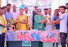 व्हॉलीबॉल स्पर्धेतील विजेत्यांना भाग्यश्री आत्राम यांच्याहस्ते बक्षीस वितरण