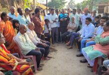 वाघाच्या हल्ल्यात ठार महिलेच्या कुटुंबियांचे खा.अशोक नेते यांच्याकडून सांत्वन व मदत