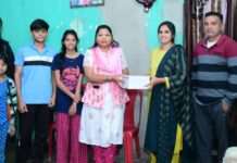 सिरोंचात ख्रिसमसनिमित्त ख्रिश्चन बांधवांना वाटले केक आणि गोड पदार्थ