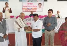 ‘पेन्शनर्स डे’निमित्त सेवानिवृत्त कर्मचाऱ्यांचा शाल-श्रीफळ देऊन सत्कार