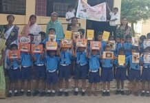 विरोधीपक्ष नेते वडेट्टीवार यांच्या वाढदिवशी शालेय विद्यार्थ्यांना नोटबुकचे वाटप