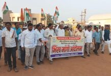 क्रीडा संकुलाच्या कामासाठी निधी नसल्याने काँग्रेसने केले ‘भीक मांगो’ आंदोलन