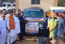 ५६० आदिवासी गावांमध्ये आरोग्य सेवेसाठी मिळाले १३ मोबाईल मेडिकल युनिट